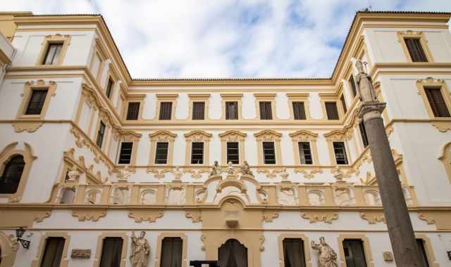 Un'enorme dimora che sfugge agli occhi dei baresi:  il secolare Palazzo Arcivescovile